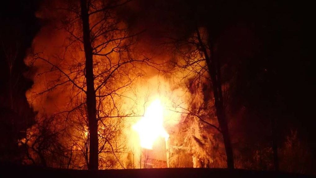 Rodinný dům, ve kterém Byrd s rodinou bydlel, lehl popelem (ilustrační foto)