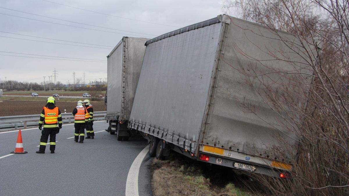 Nehoda nákladního auta na Břeclavsku