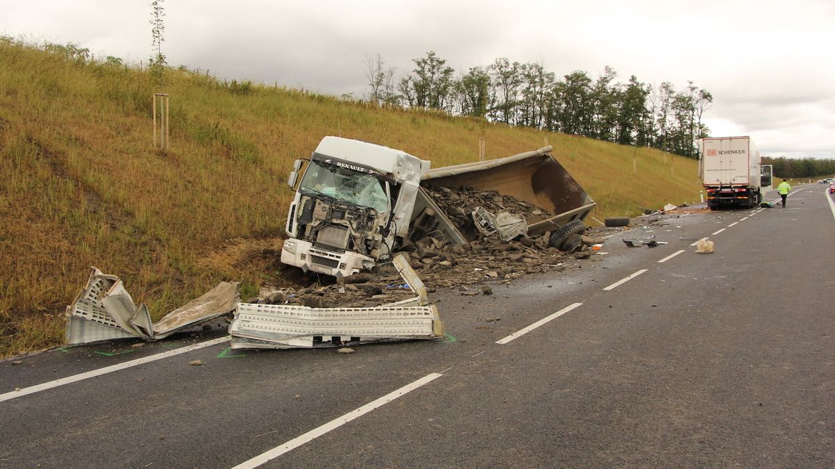 Střet dvou nákladních aut u Lechovic nepřežil jeden řidič.