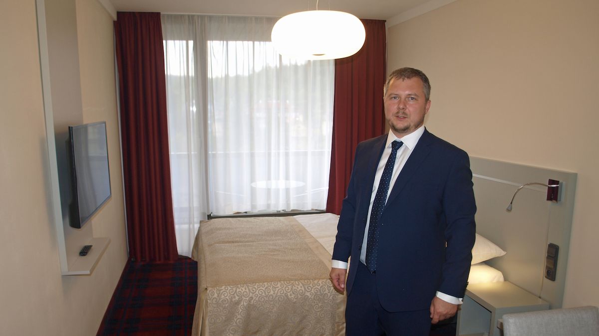 Budoucí ředitel karlovarského hotelu Thermal Vladimír Novák v jednom z ukázkových pokojů.