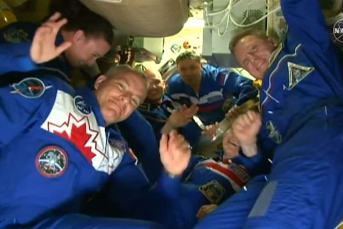 BEZ KOMENTÁŘE: Na ISS dorazila nová posádka