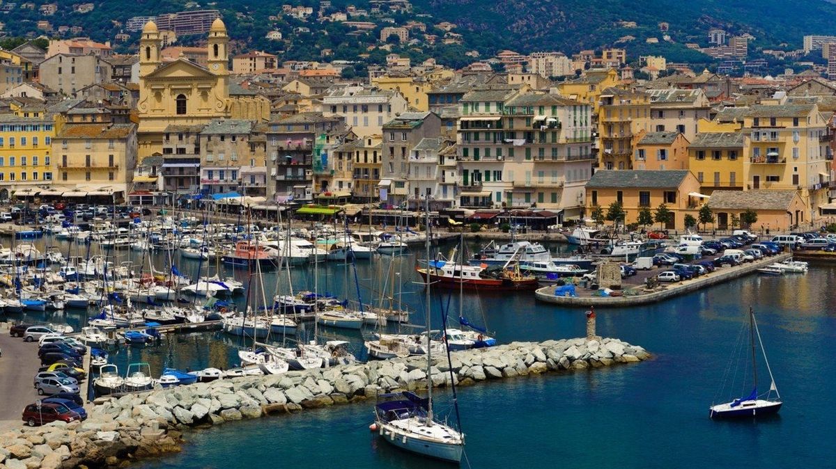Pokud se na ostrov vydáte trajektem, zakotvíte v přístavu Bastia.