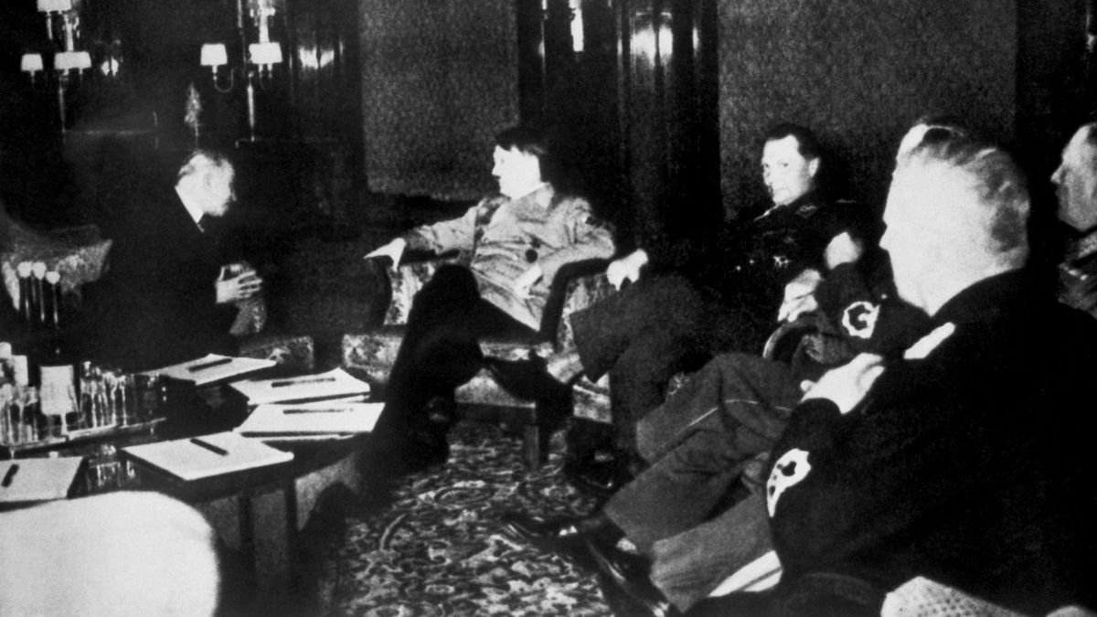Snímek ze 14. března 1939: jednání prezidenta Háchy s Adolfem Hitlerem