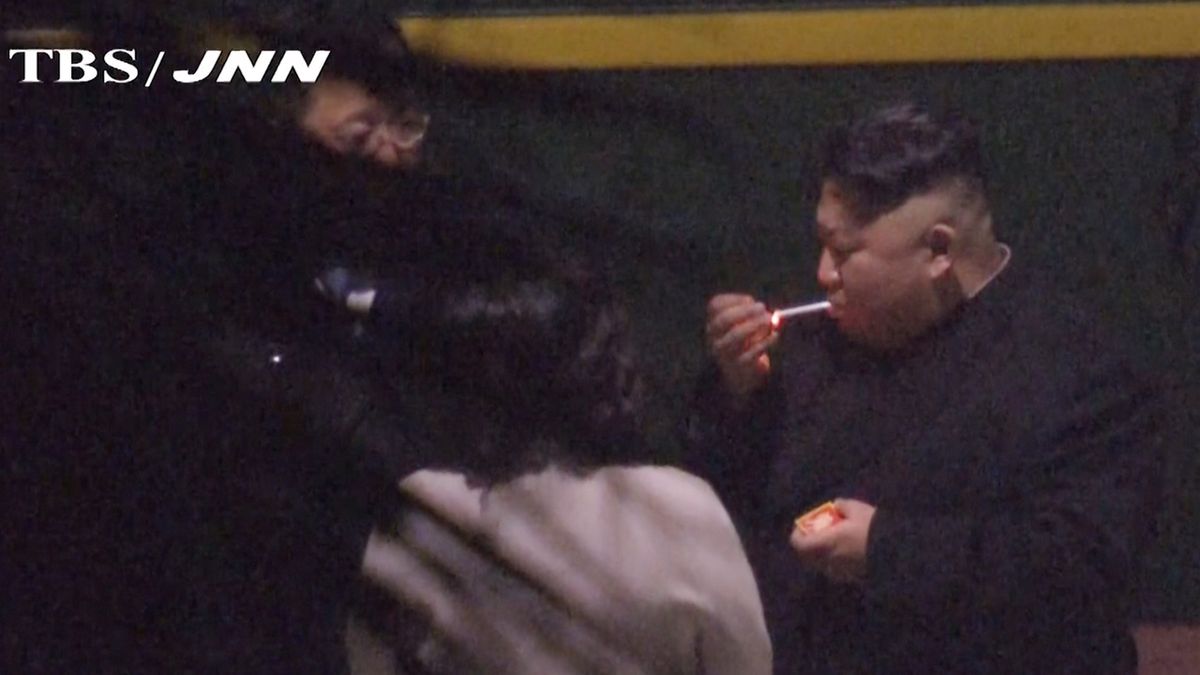 Fotograf zychtil Kim Čong-una, jak si zapaluje cigaretu