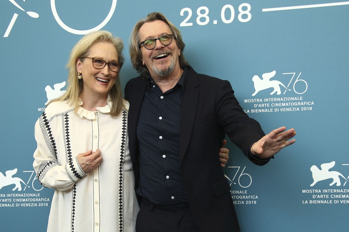 Herci Meryl Streepová a Gary Oldman uvedli v Benátkách film Laundromat.