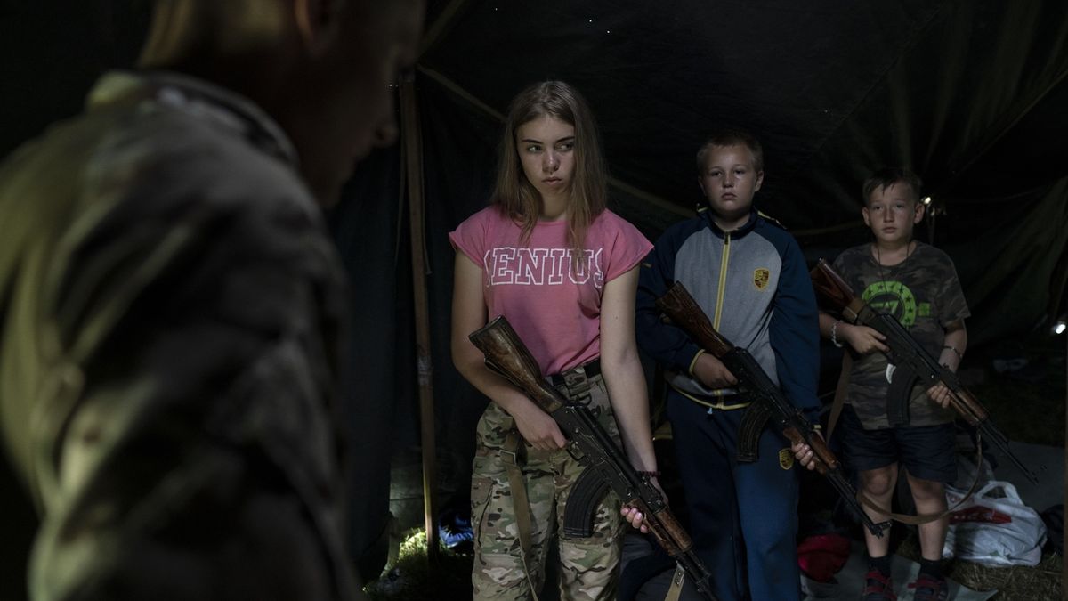 Děti se zbraněmi v ukrajinském výcvikovém táboře Síla vůle.