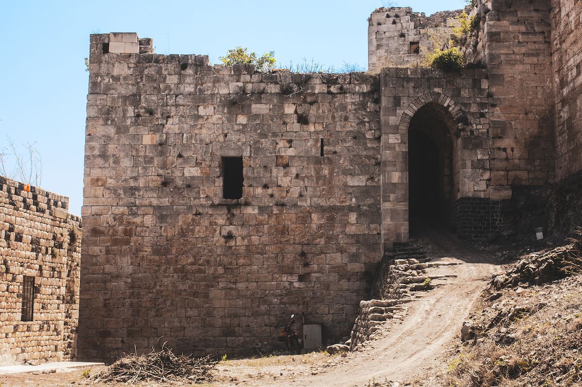 Prostor mezi vnějšími a vnitřními hradbami. Propracovaný opevňovací systém pomohl hradu odolávat nepřátelským vojskům. 