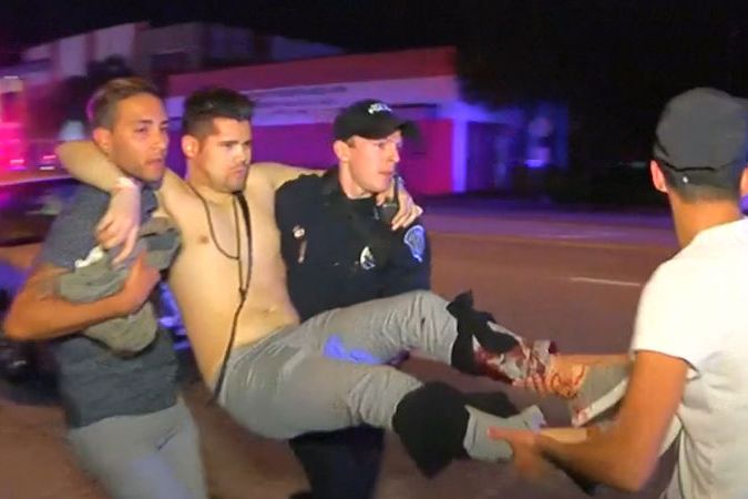 BEZ KOMENTÁŘE: Přeživší odnášejí po masakru z gay klubu zraněné 