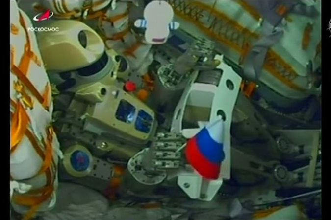 BEZ KOMENTÁŘE: Z Bajkonuru zkušebně odstartoval k ISS Sojuz, místo posádky v něm seděl robot držící ruskou vlajku 