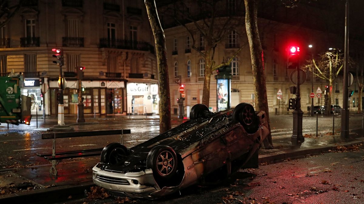 Protesty proti zvyšování daně z pohonných hmot se v centru Paříže zvrhly ve vandalství
