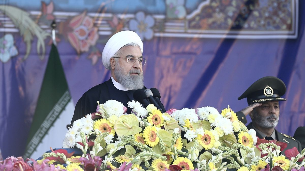 Íránský prezident Hasan Rúhání mluví na vojenské přehlídce. 