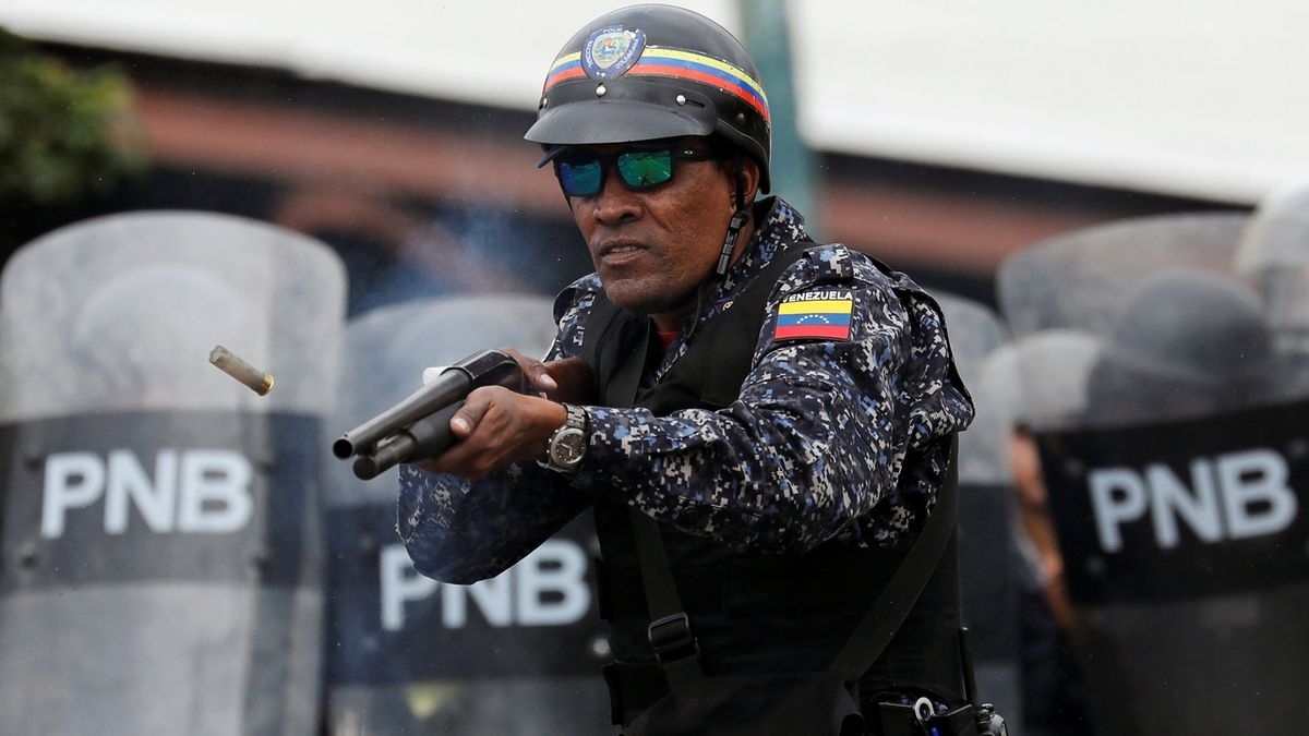 Policista zasahuje proti demonstrantům gumovými projektily