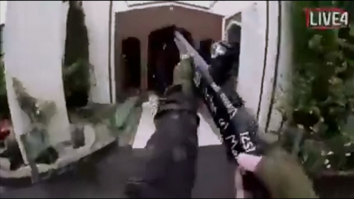 Záběr z videa pořízeného jedním ze střelců v Christchurchi