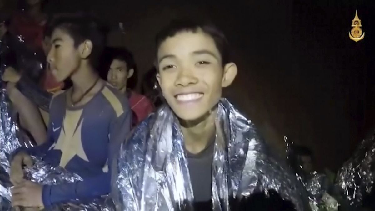 Jeden z mladých thajských fotbalistů uvězněných v jeskyni