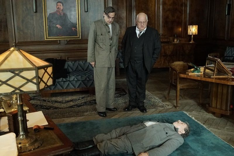 Malenkov (Jeffrey Tambor) a Berija (Simon Russell Beale) nad mrtvolou Stalina (Adrian McLoughlin) ve filmu Ztratili jsme Stalina