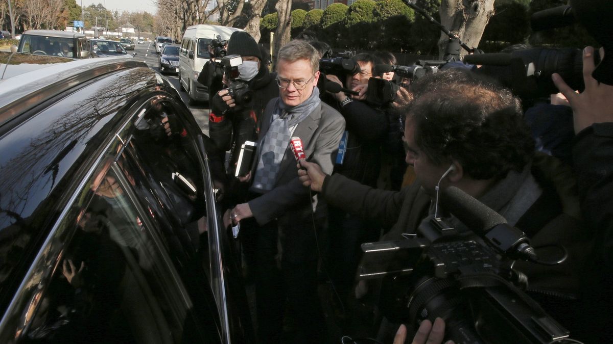 Francouzský velvyslanec Laurent Pic při odchodu ze soudního slyšení s exšéfem Nissanu a šéfem Renaultu Carlem Ghosnem.