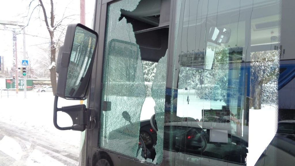 Rozbité sklo bratislavského autobusu