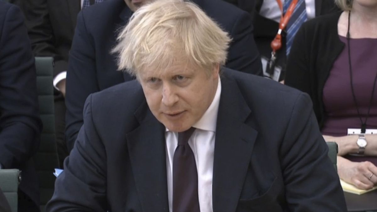 Britský ministr Boris Johnson při jednání s členy zahraničního výboru parlamentu 