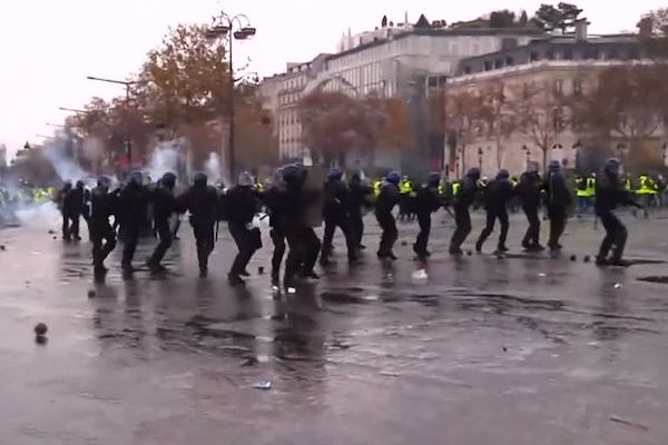 Hnutí žlutých vest opět demonstruje v Paříži