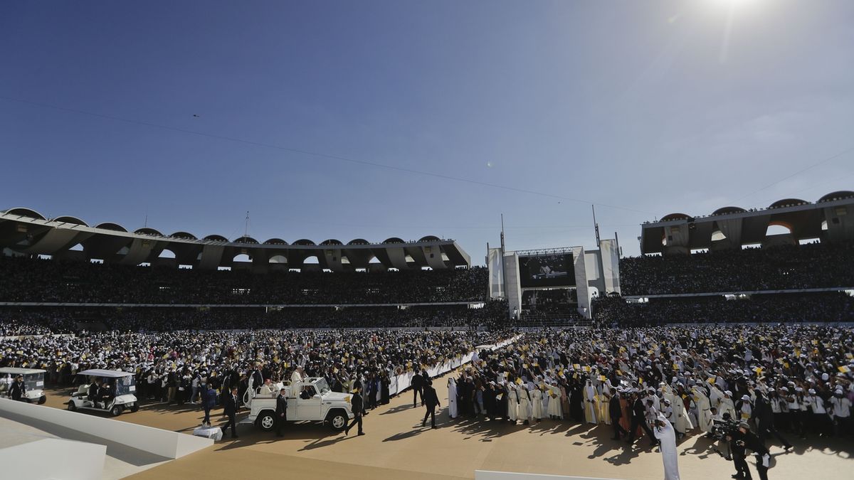 Mše na stadionu v emirátu Abú Zabí se účastnilo kolem 50 tisíc lidí, za branami byly další desetitisíce