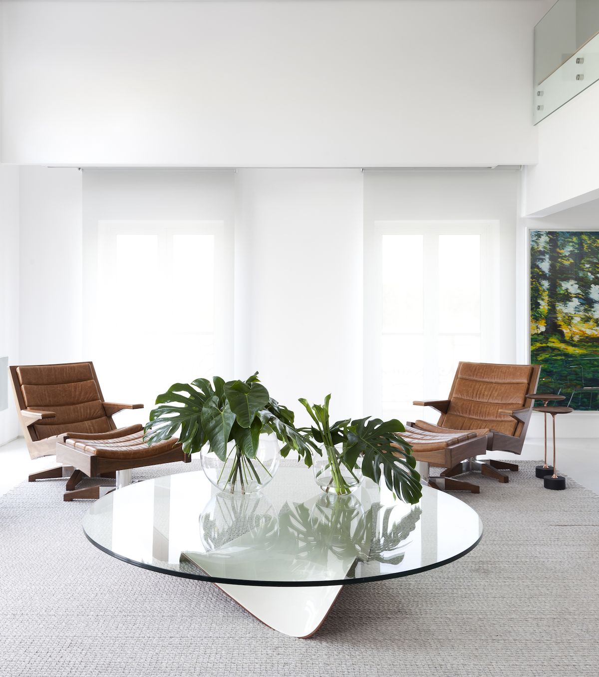 Elegantní nábytek koresponduje hezky s hlavními materiály použitými v interiéru bytu. Jedním z nich je samozřejmě i sklo.