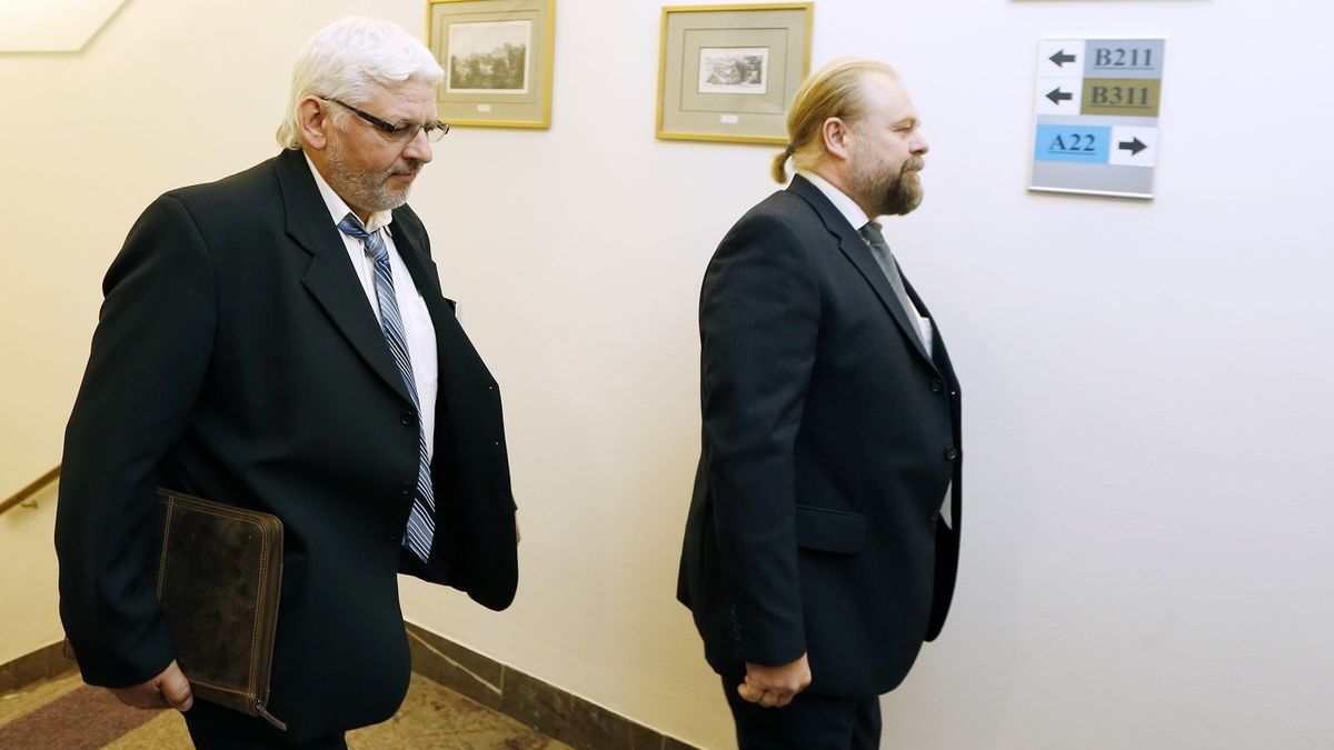 Policejní vyšetřovatel Pavel Nevtípil (vlevo) a dozorující státní zástupce Jaroslav Šaroch