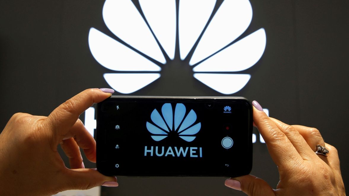 Huawei dál ztrácí. Kvůli americkým sankcím i ekonomické situaci