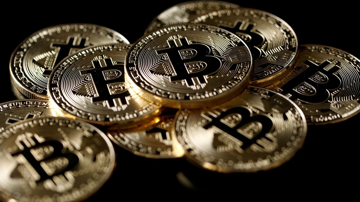 Bitcoin je virtuální měna, mince na obrázku jsou jen suvenýr.