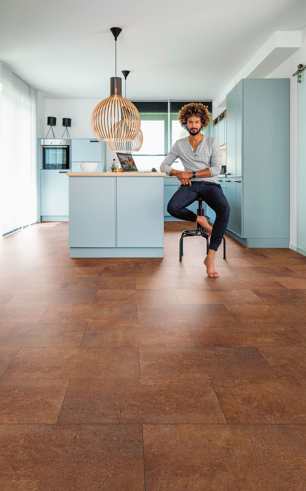Vinylová podlaha je voděodolná, odolná vůči poškrábání, měkká a příjemná pro bosou nohu.