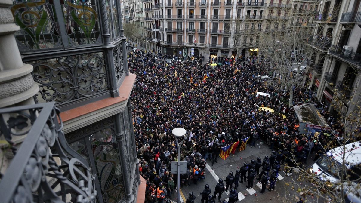 Zadržení Carlese Puigdemonta v Německu vyvolalo protesty