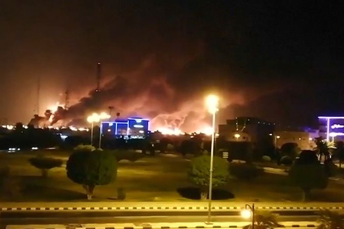 BEZ KOMENTÁŘE: Požár rafinerie Saudi Aramco