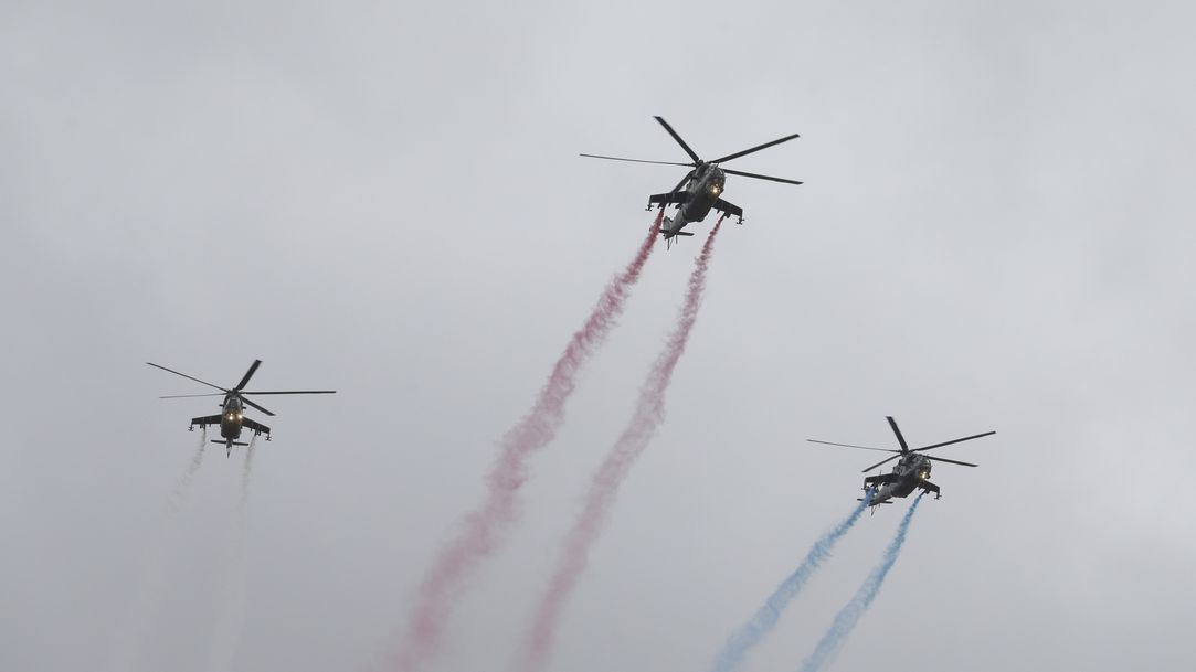 Přehlídku zakončil přelet vrtulníků Mi-24 , které vypustily dýmovnice v národních barvách. 
