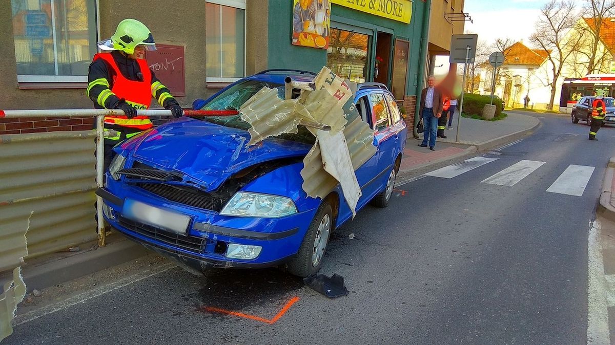 Řidič se při nehodě autem napíchl na zábradlí, to jej jen těsně minulo.