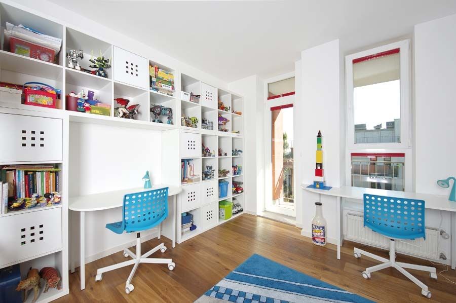 Každý z chlapců má svůj psací stůl a spoustu úložných prostor, kde mohou vystavovat své oblíbené hračky a knížky.