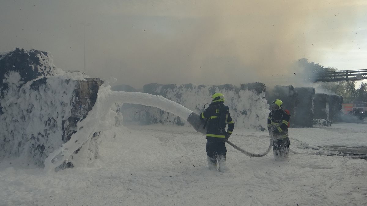 Požár odpadu ve Vratimově zaměstnává 14 jednotek hasičů