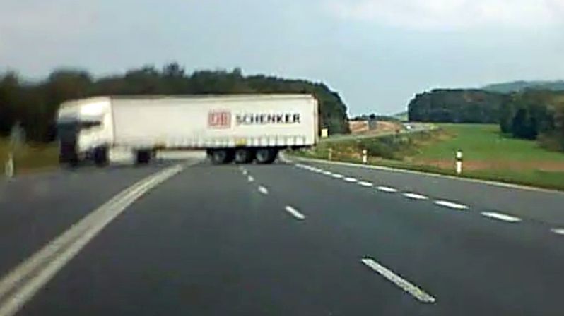 Řidič kamionu se obrací do protisměru na silnici I/48 u Starého Jičína