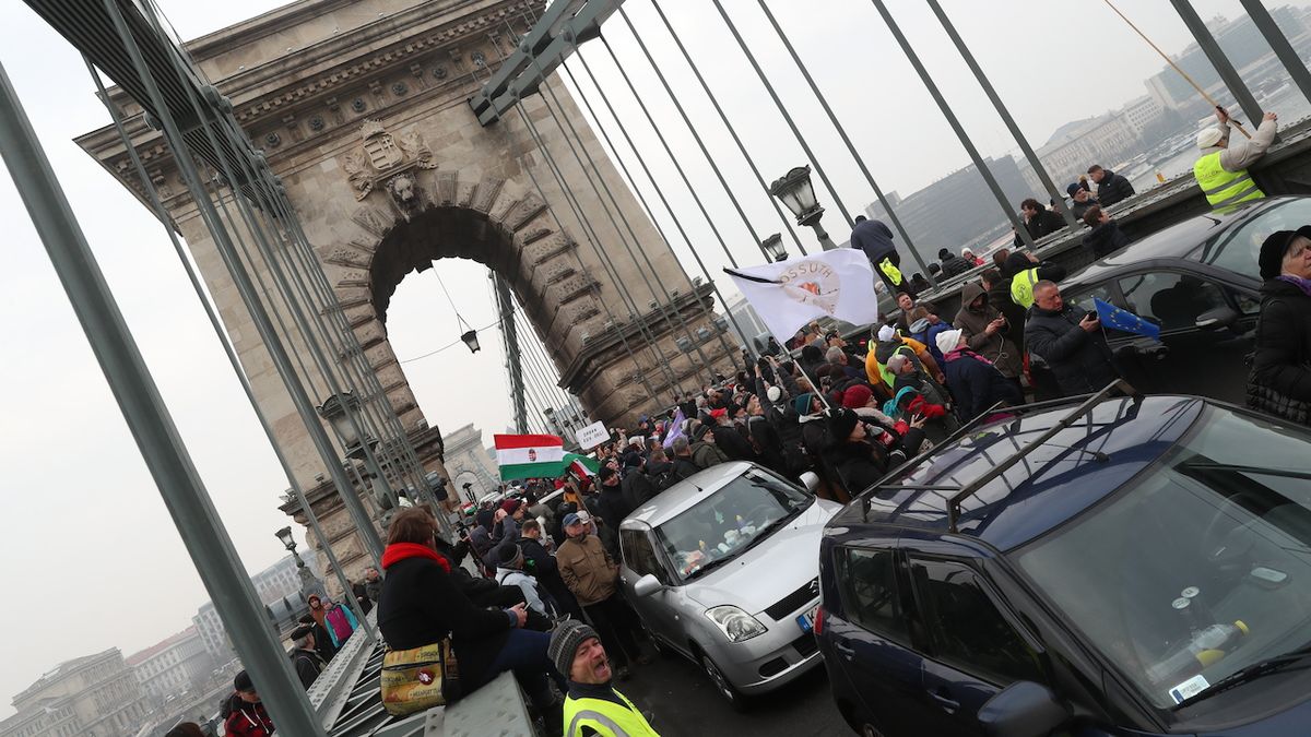 Protestující zablokovali dopravu na Řetězovém mostě v Budapešti.