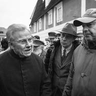 Herci Harvey Keitel (vlevo) a Pavel Kříž a režisér Václav Marhoul během natáčení snímku Nabarvené ptáče