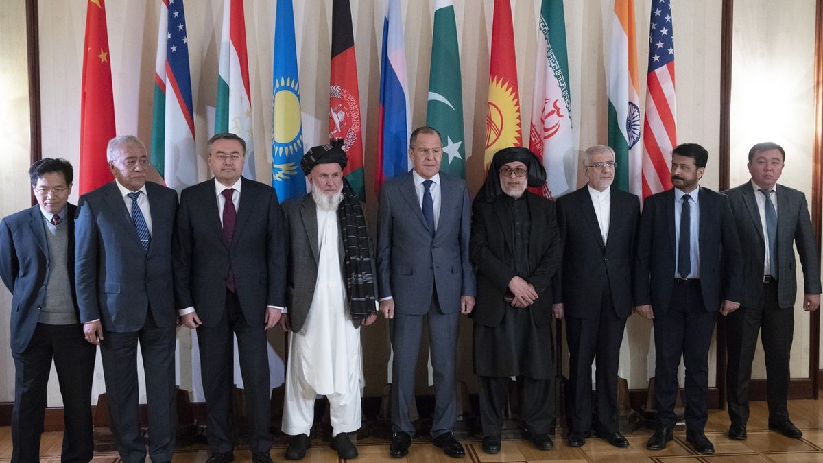 Zástupci Tálibánu a afghánských úřadů na konferenci v Moskvě spolu s ruským ministrem zahraničí Sergejem Lavrovem (uprostřed)