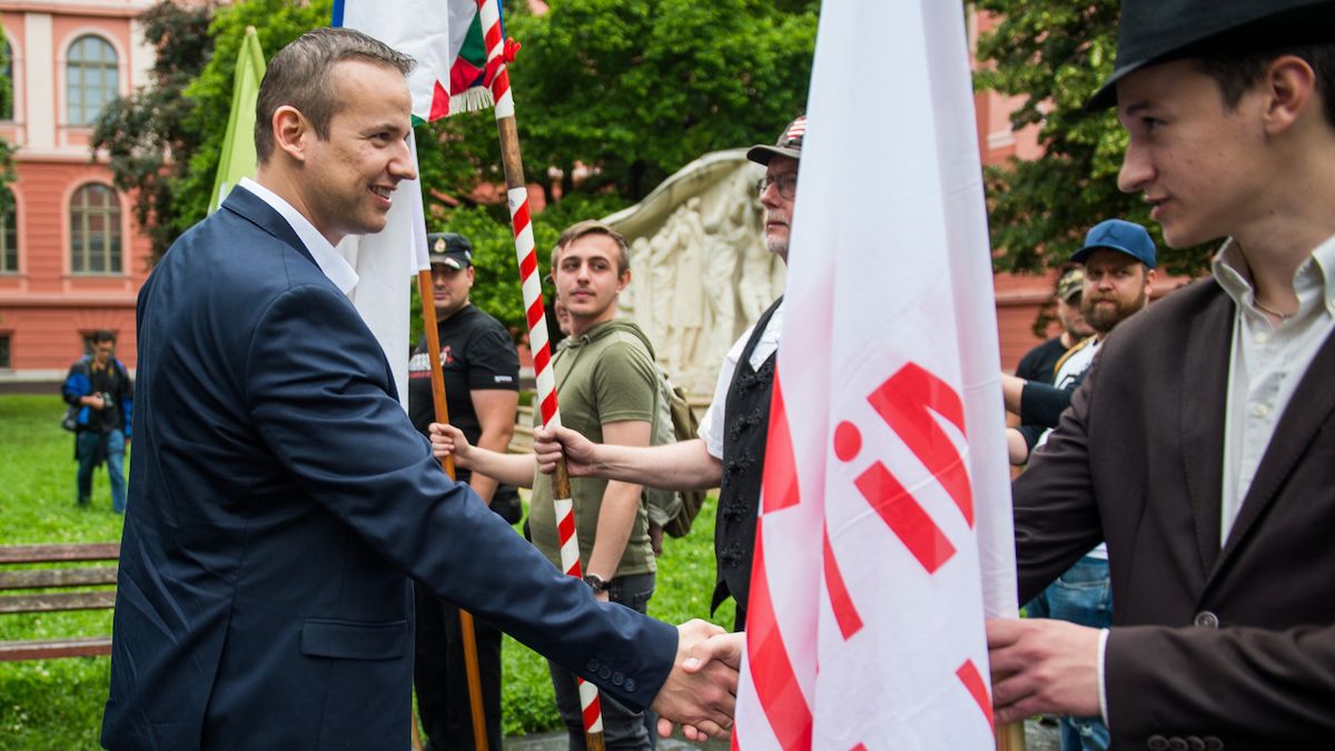 László Toroczkai gratuluje novým členům legie.