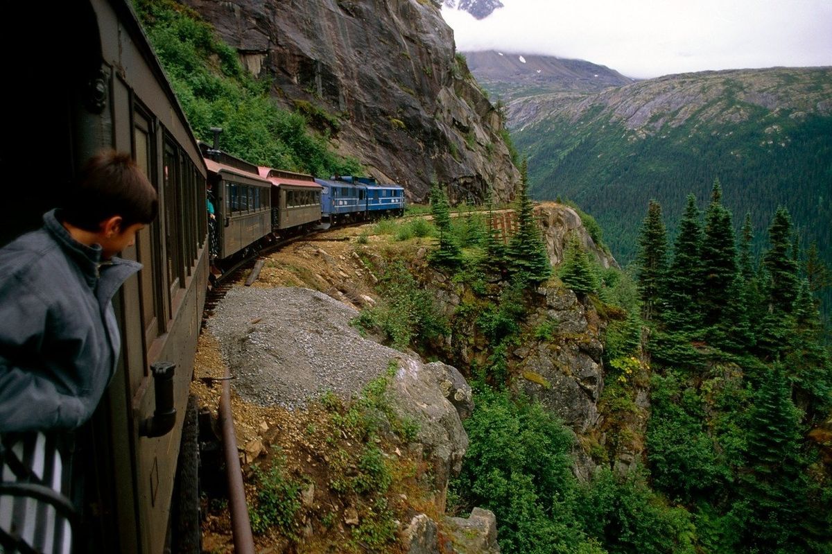 Projížďka vlakem horskými průsmyky je nezapomenutelná. 