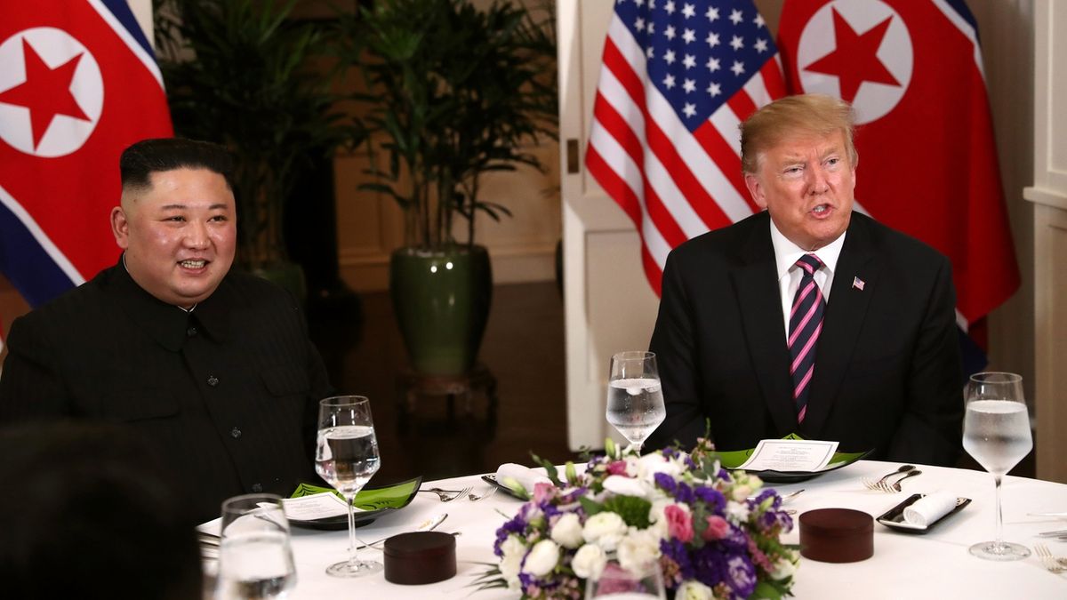 Pracovní večeře amerického prezidenta Donalda Trumpa a severokorejského vůdce Kim Čong-una v Hanoji. 