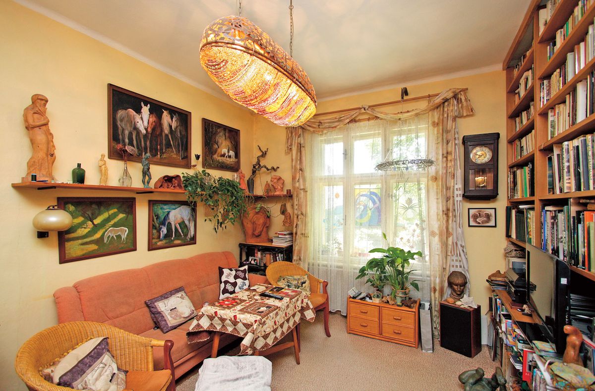 Obývacímu pokoji vévodí lustr od Táni Novákové.