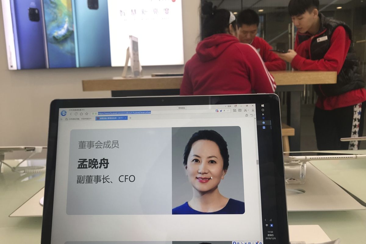 Fotografie Meng Wan-čou na počítači Huawei v obchodu Huaweie v Pekingu 