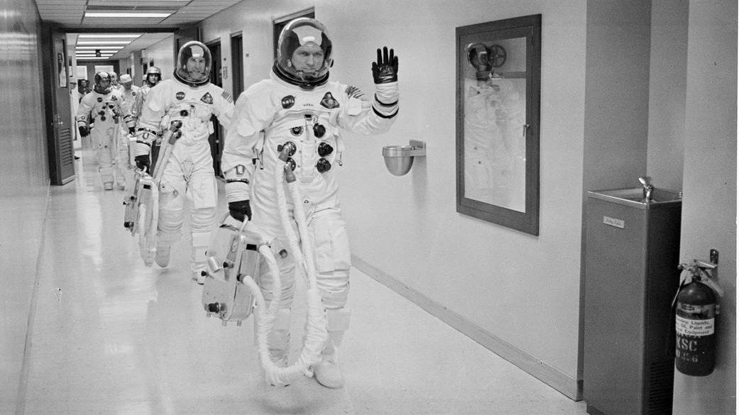Posádka Apolla 8 Borman, Lovell a Anders nastupuje do kosmické lodi.