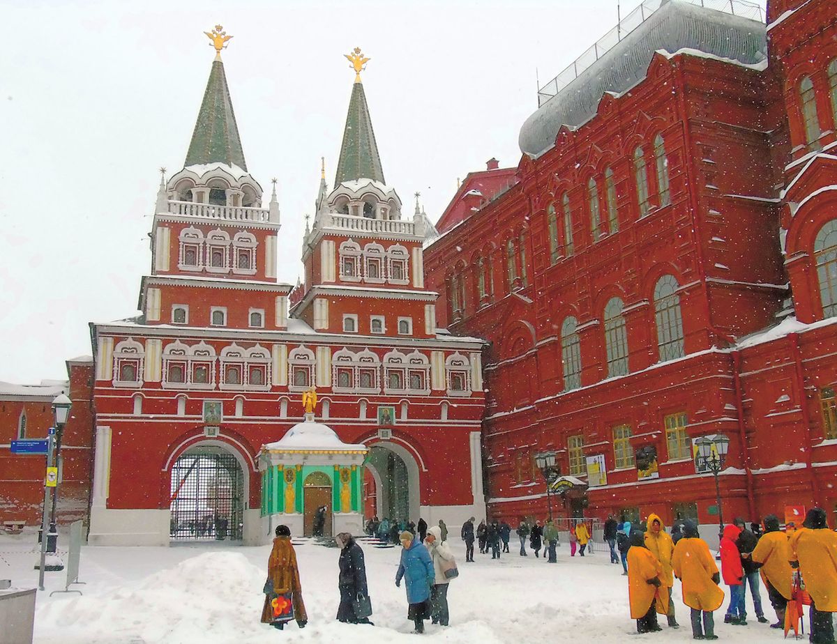 Sněhem nazdobené Muzeum ruských dějin je jako dílo nestřídmého cukráře.