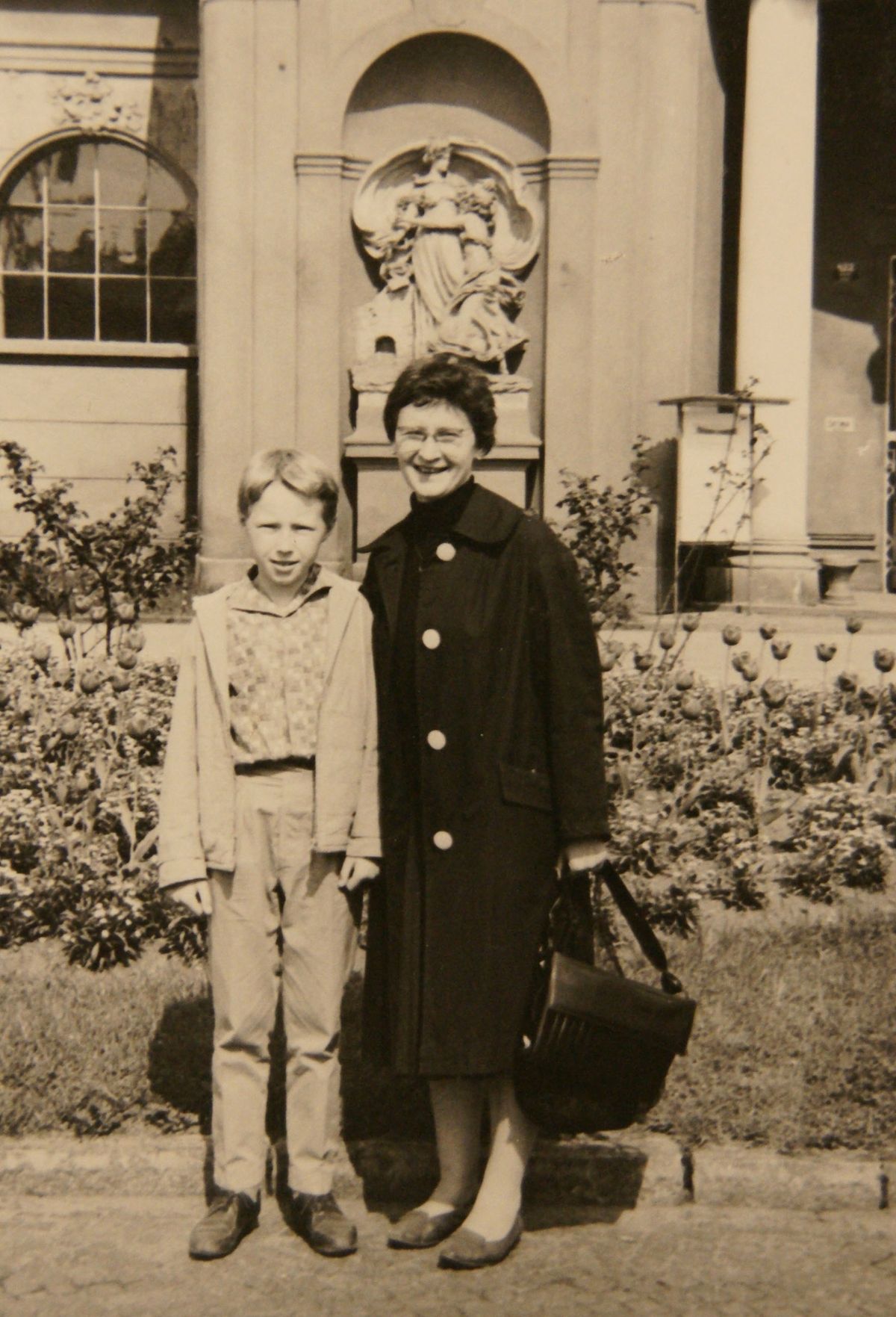 Se synem na výletě v Praze v roce 1964