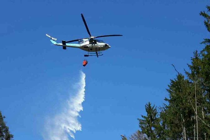 Hasiči likvidují požár lesa u Oslavan