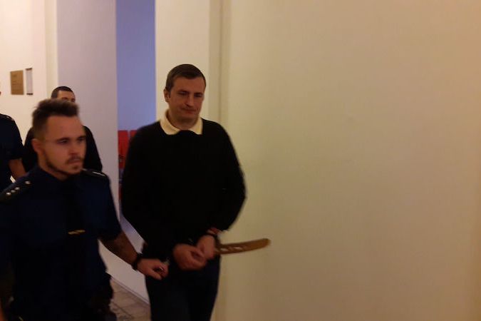 BEZ KOMENTÁŘE: Obžalovaní Maslaks s Lukjanovsem přicházejí k soudu