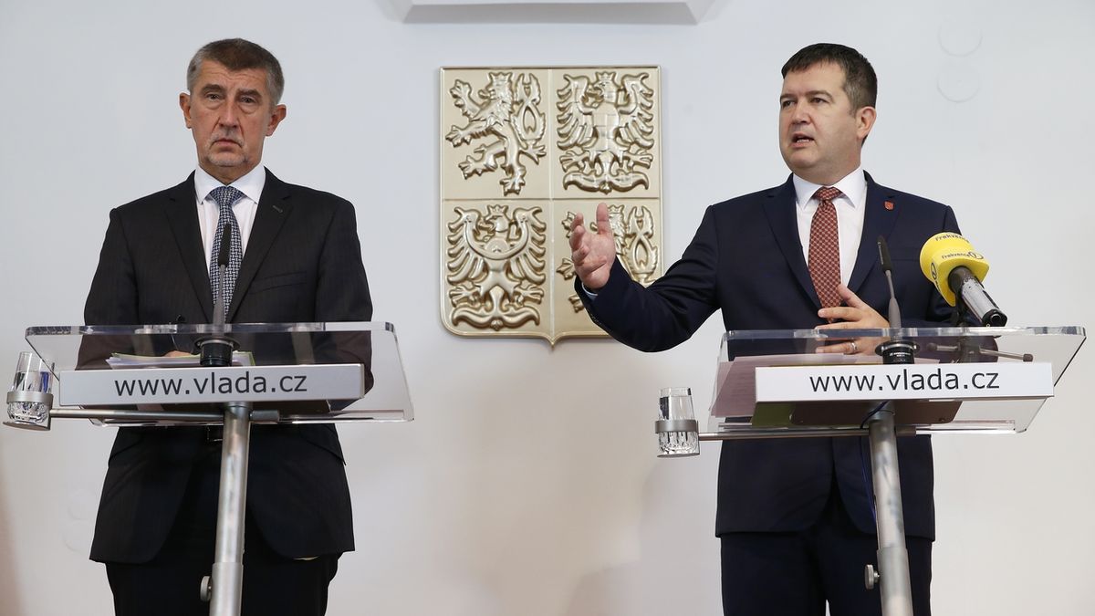 Premiér Andrej Babiš (ANO) s ministrem vnitra Janem Hamáčkem (ČSSD)